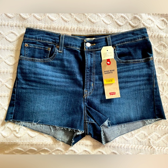 Levi's Pants - NWT Levi's Medium Wash Denim Shorts Frayed Hem Women’s Size 32 W or 14
